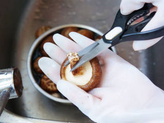 香菇卤肉饭,鲜香菇冲洗干净小伞里的泥土，剪掉根部。