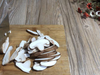 香菇炒小白菜,香菇切成薄片备用