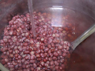 山药红豆糕,煮好的红豆捞出来控干水分。