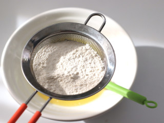芝麻小酥饼,这个时候加入过筛的低筋面粉和小苏打，泡打粉和盐。