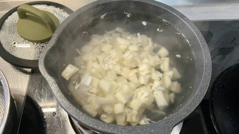 素炒双丁➕黄瓜藕丁双脆,坐锅烧水，水开下藕丁，水再开，即可捞出过凉