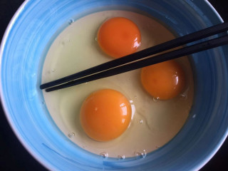 秋葵炒蛋,鸡蛋磕碗里