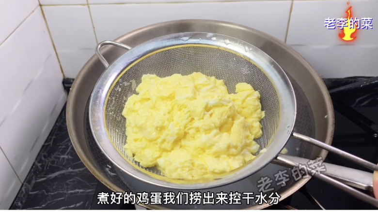 不用一滴油的厚蛋烧教程,煮好的鸡蛋捞出控水。