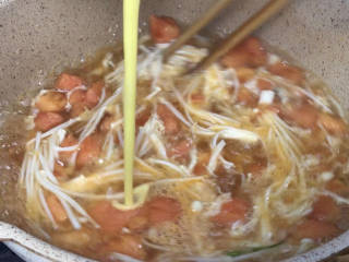 金针菇番茄汤,淋入蛋液，边淋边搅拌均匀