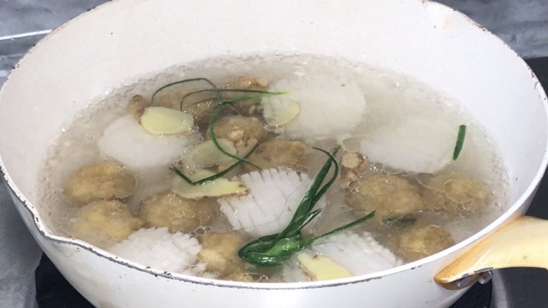 菊花萝卜丸子汤,放入菊花萝卜和肉丸子，煮沸后盖上锅盖，中火煮15分钟