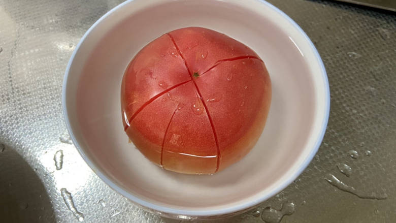 酸汤粉➕肉末酸汤米粉,番茄加开水浸泡3分钟，以便剥皮