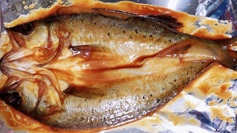 盐焗烤鱼,预热烤箱，锡纸上刷油，将鱼再刷一层酱，外表刷上油。