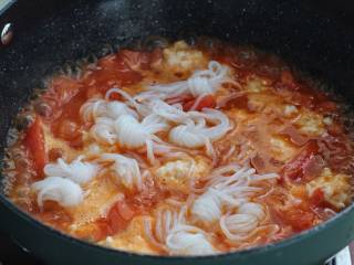 虾滑汤,虾滑全部下完再放入魔芋结，搅拌均匀煮1-2分钟。