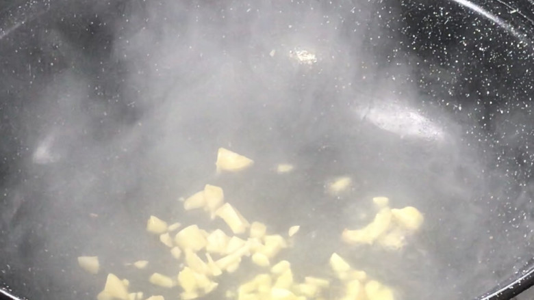 瓜子仁炝白菜,起锅热油，放入蒜末炒香
