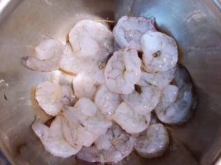 玉米虾仁蛋炒饭,虾仁中放入盐、胡椒粉、料酒、生抽，拌匀腌制10分钟。