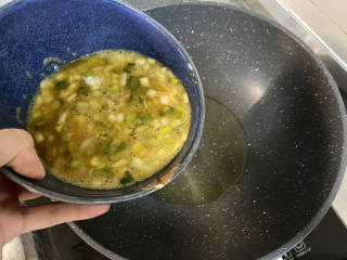 葱花炒鸡蛋,热锅后➕适量食用油，油可以稍微多一点，油六成热，倒入蛋液