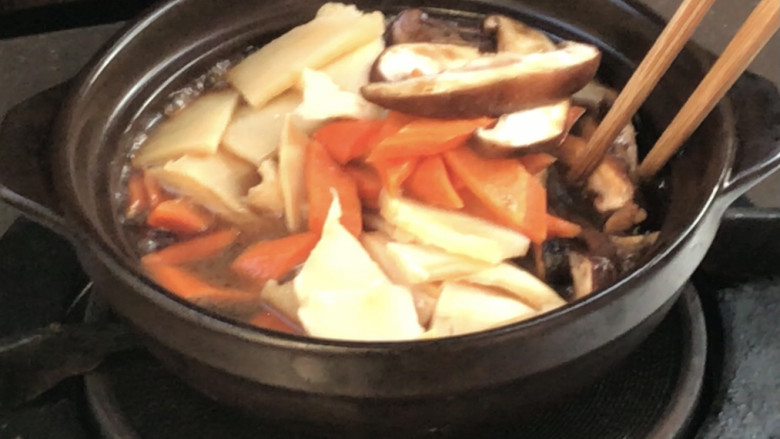 香菇砂锅煲,加入所有的食材，拌匀煮沸后转小火焖煮5分钟