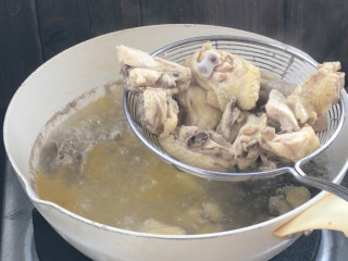 土豆香菇焖鸡,捞出沥水备用
