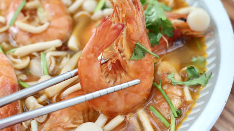 金汤对虾海鲜菇,出锅咯，上桌就秒光，酸辣可口超过瘾。
