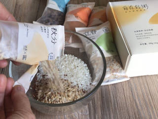 轻拌杂粮饭,将杂粮包拆开包装，将杂粮放入大米中，用清水浸泡半小时