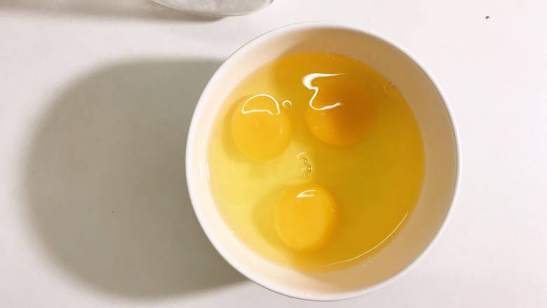秋葵鸡蛋卷,碗中打入三个鸡蛋