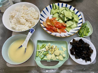 黄瓜炒鱿鱼➕黄瓜炒鱿鱼花,全部食材准备好，开始烹饪。
