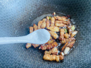 土豆回锅肉,根据个人口味加入适量盐翻炒均匀