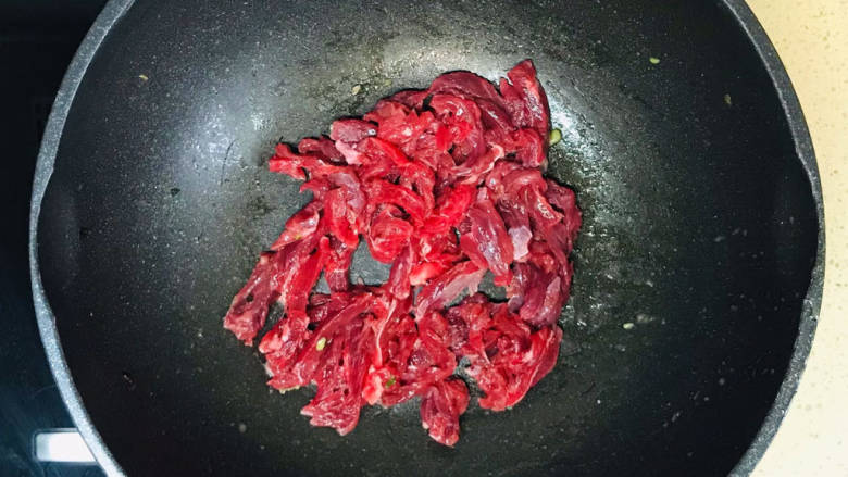 彩椒炒肉丝,起油锅，加入猪肉煸炒至变色