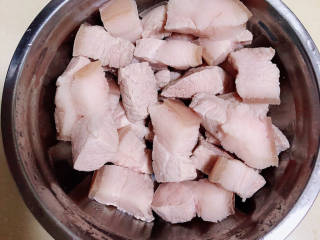 茭白茄子焖肉,锅中烧开水，五花肉放入锅中煮去血水，捞出洗净待用。