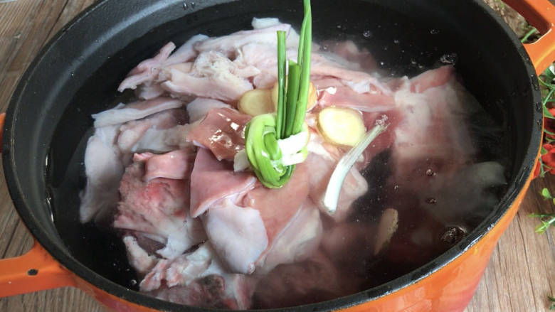 山药猪肚大骨汤,加入炖锅中，加入适量清水