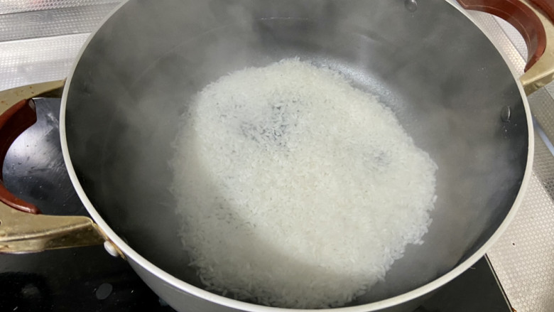 皮蛋火腿粥,锅中加入两升水，煮开后加入粳米