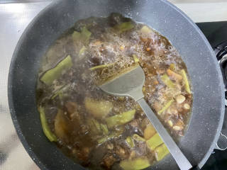排骨土豆炖豆角,开盖，中大火收汁，到土豆淀粉融入汤汁，汤汁浓郁即可关火出锅