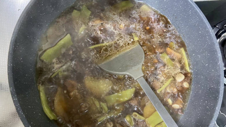 排骨土豆炖豆角,开盖，中大火收汁，到土豆淀粉融入汤汁，汤汁浓郁即可关火出锅