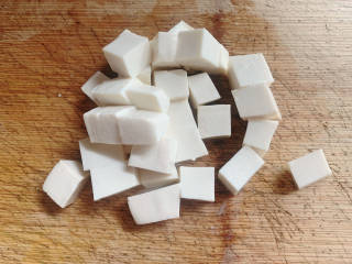豆腐蛋花汤,将豆腐用凉水冲干净，切成小块状