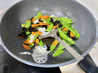 荷兰豆藕片,加入焯水后的蔬菜，中大火翻炒均匀