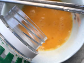 番茄黄瓜炒蛋,倒入少许清水一起打均匀。