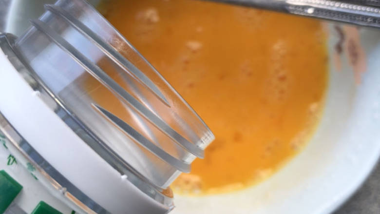 番茄黄瓜炒蛋,倒入少许清水一起打均匀。