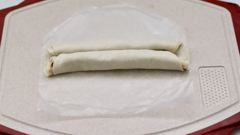 蝴蝶豆沙酥,用手在两边分别卷起。