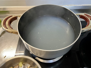 萝卜蛤蜊汤➕白萝卜蛤蜊汤,蛤蜊原汤撇去浮末，关火静置10分钟，这个原汤不要倒掉，留着煮汤要用