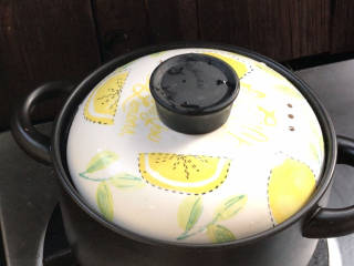 百合莲子汤,转小火，盖上锅盖焖煮1小时以上