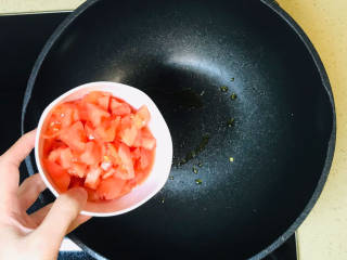 番茄藕丁,起油锅，油烧热，加入番茄丁