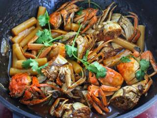 家常炒螃蟹,最后改大火翻炒至汤汁浓稠出锅即可。