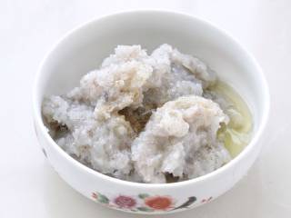 虾滑汤,在虾泥中加入蛋清、白胡椒粉、少许盐和一勺料酒。