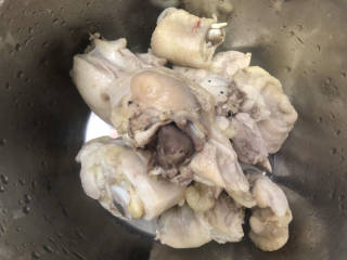 土豆香菇焖鸡,将煮好的鸡腿块捞处备用。
