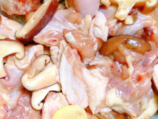 姜葱冬菇蒸滑鸡,拌匀后放入冰箱冷藏室冷藏30分钟
