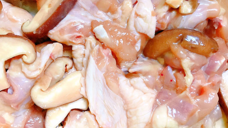姜葱冬菇蒸滑鸡,拌匀后放入冰箱冷藏室冷藏30分钟