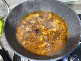红焖牛肉煲➕胡萝卜土豆红焖牛腩堡,尝下咸淡，如果觉得淡，可以根据自己口味补充少许食盐