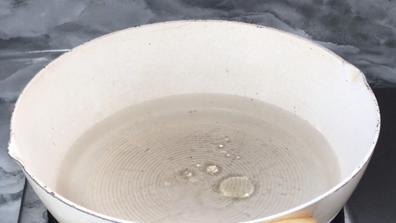 蒜香茭白,起锅烧开水，加入少许盐和油