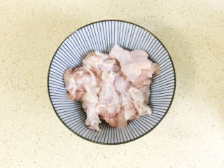 土豆香菇焖鸡,抓匀，腌制入味