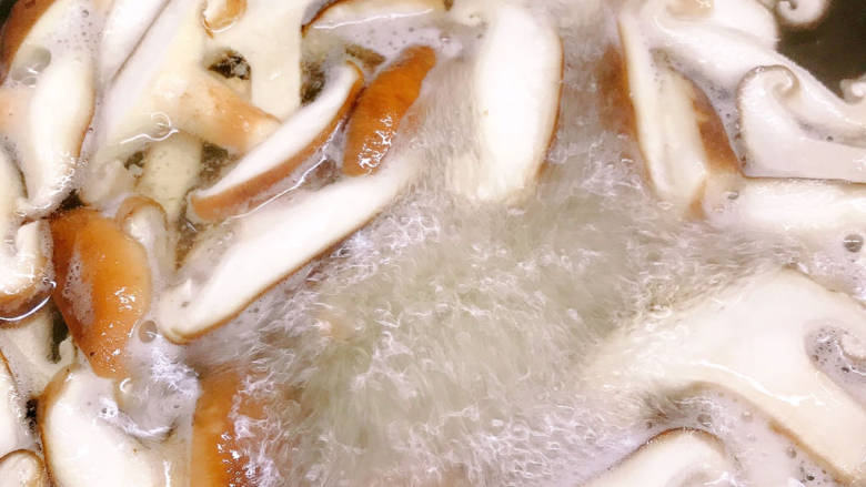 香菇炒肉片,香菇放入锅中焯水