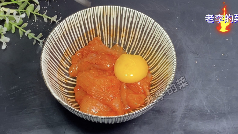 迷你鸡蛋小汉堡制作教程,腌制好的鸡肉中加一个蛋黄抓拌均匀。