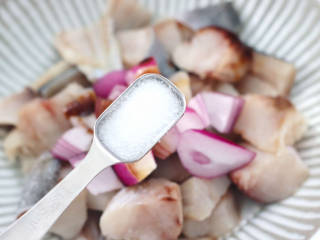 蒜香牙签鳕鱼,加入盐调味。