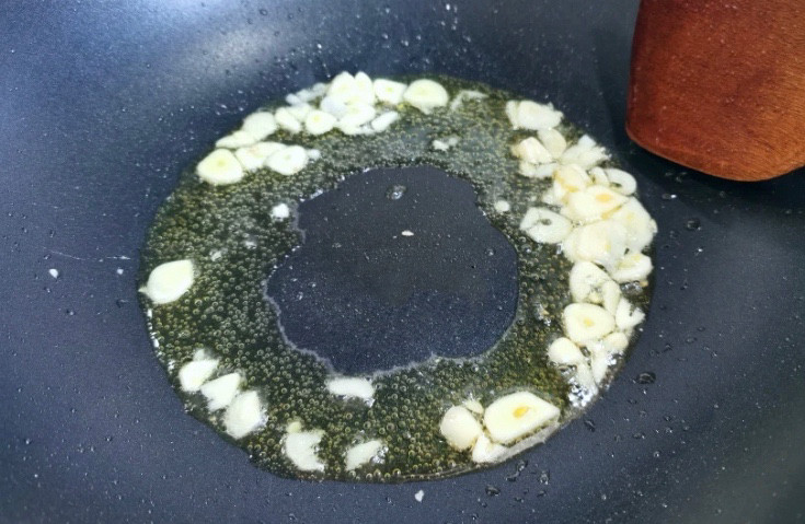 荷兰豆藕片,锅中油热了以后放入蒜片爆香。