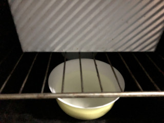 一发奶香手撕吐司,烤箱里放碗热水进行一次发酵。