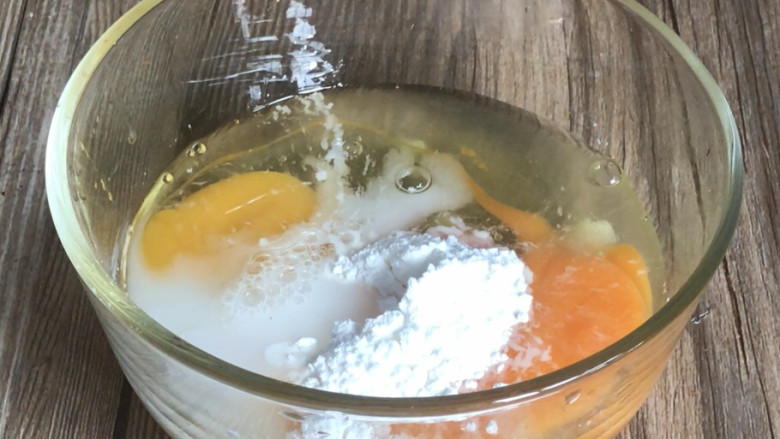 糖醋鸡蛋,加入生粉和15克清水，划打成蛋液